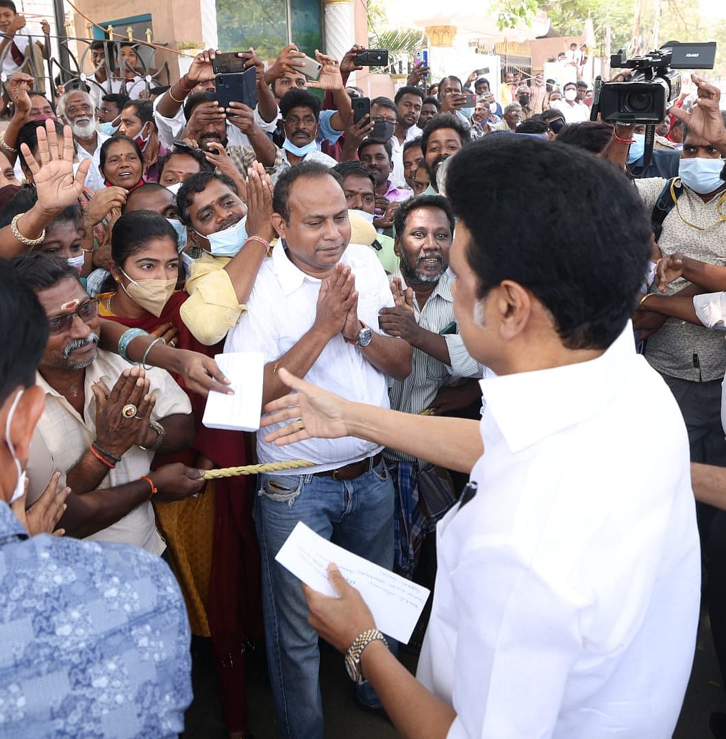 சென்னையில் மழைநீர் வடிகால் பணிகள்: நேரில் ஆய்வு செய்த முதலமைச்சருடன் செல்ஃபி எடுத்து மகிழ்ந்த பொதுமக்கள்!