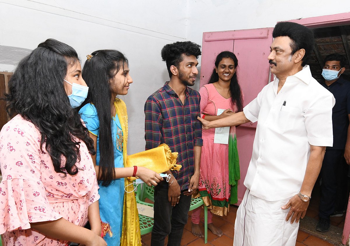 “நாங்களே உங்கள பார்க்க வரணும்னு நெனச்சோம்..” : உக்ரைனில் இருந்து திரும்பிய மாணவர்களை நெகிழவைத்த முதல்வர்!