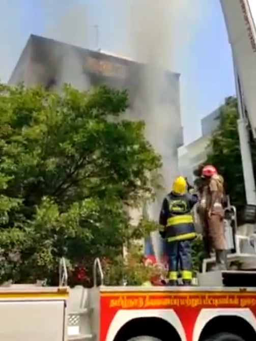 சென்னை அண்ணா நகரில் தீவிபத்து; 10 வாகனம்; 60 வீரர்கள்; ஒரு மணிநேர போராட்டம் -அசத்திய தீயணைப்புத்துறையினர்