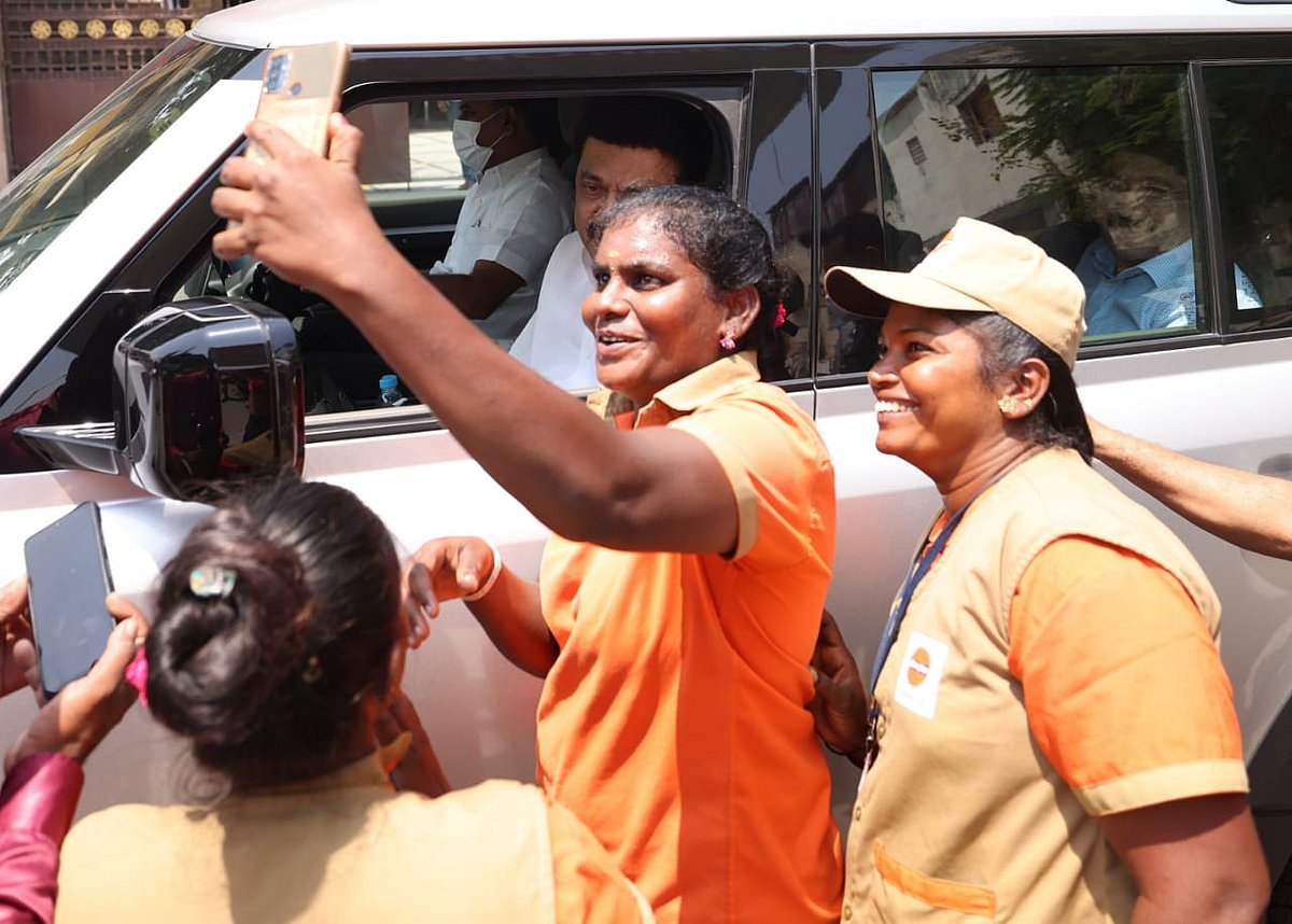 சென்னையில் மழைநீர் வடிகால் பணிகள்: நேரில் ஆய்வு செய்த முதலமைச்சருடன் செல்ஃபி எடுத்து மகிழ்ந்த பொதுமக்கள்!