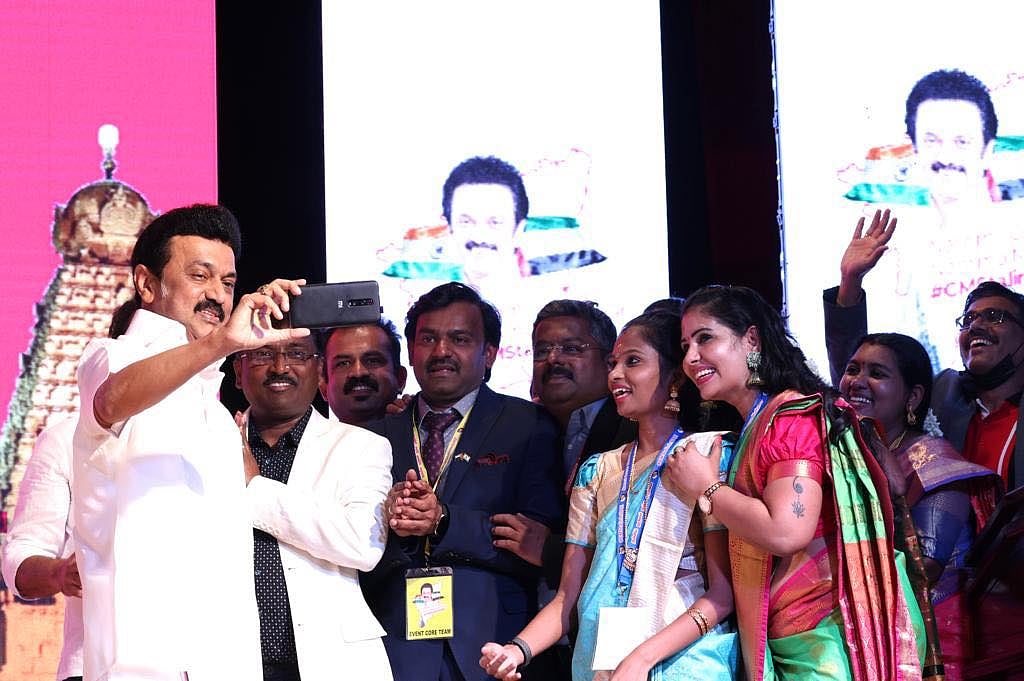 “நானே செல்ஃபி எடுக்குறேன்” : அமீரக வாழ் தமிழர்களை மகிழ்ச்சியில் திக்குமுக்காடச் செய்த முதலமைச்சர்! 