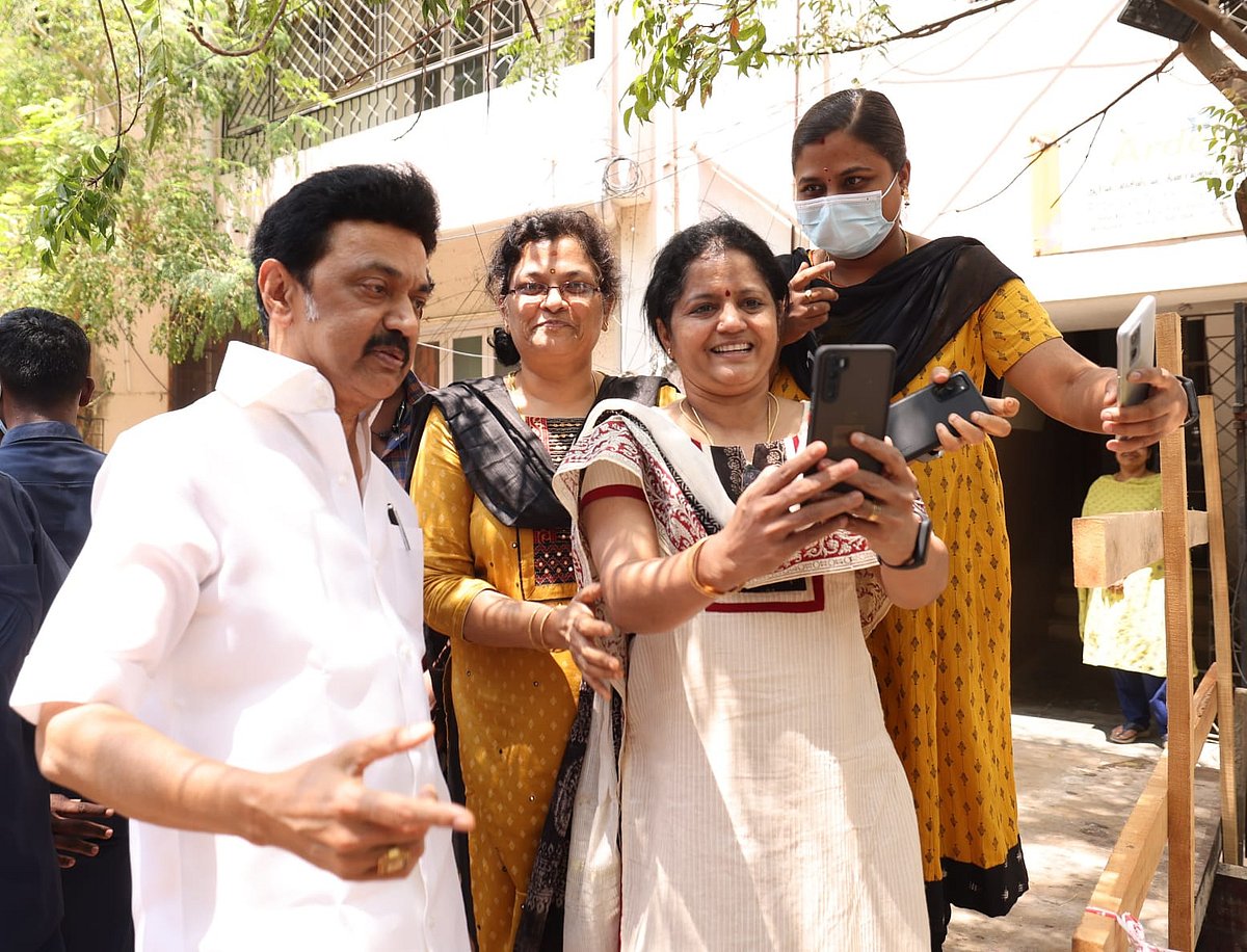 சென்னையில் மழைநீர் வடிகால் பணிகள்: நேரில் ஆய்வு செய்த முதலமைச்சருடன் செல்ஃபி எடுத்து மகிழ்ந்த பொதுமக்கள்!