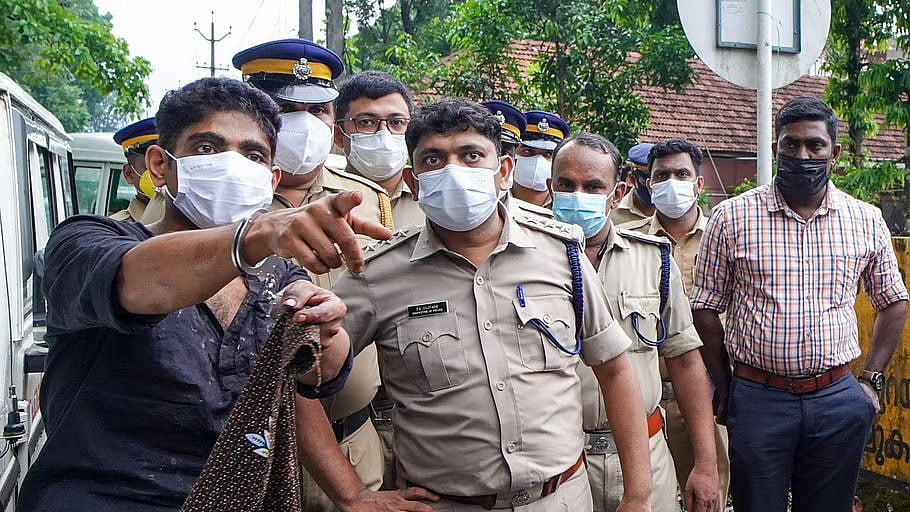 பார்சல் மட்டுமே தந்ததால் தகராறு.. கடைக்காரரை துப்பாக்கியால் சுட்ட நபர் - ஒருவர் பலி : கேரளாவில் பயங்கரம்!