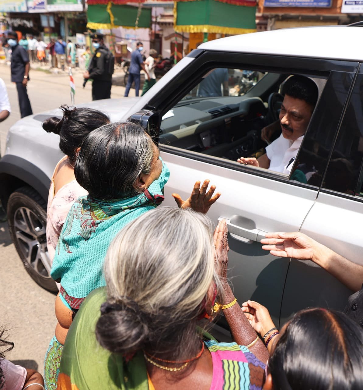 சென்னையில் மழைநீர் வடிகால் பணிகள்: நேரில் ஆய்வு செய்த முதலமைச்சருடன் செல்ஃபி எடுத்து மகிழ்ந்த பொதுமக்கள்!