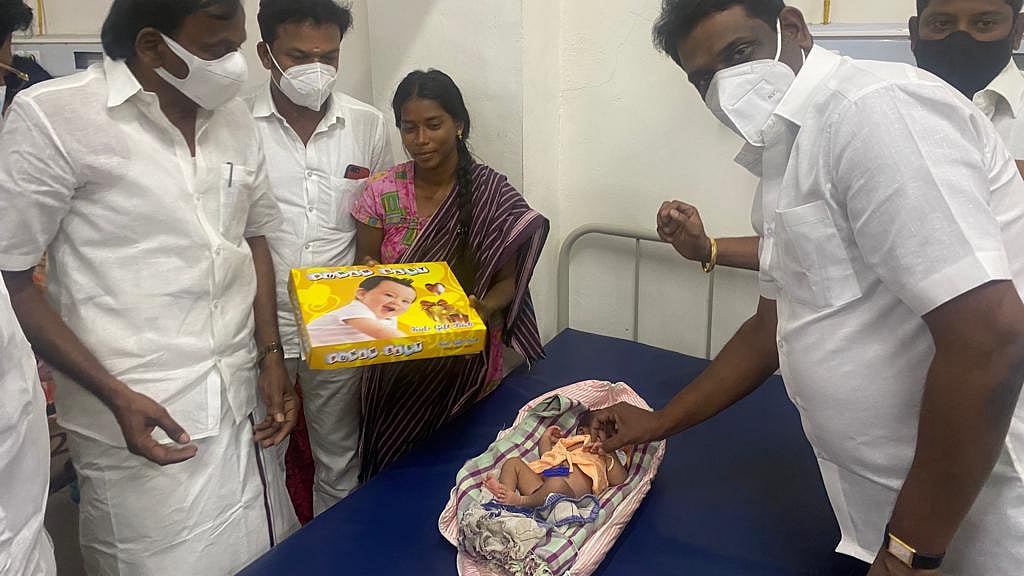 இன்று பிறந்த குழந்தைகளுக்கு தங்க மோதிரம்: முதல்வரின் பிறந்தநாளை கொண்டாடிய தி.மு.க சுற்றுச்சூழல் அணியினர்!