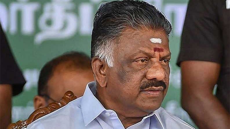 இணையத்தில் வைரலாகி வரும் #எதுவும்தெரியாது.. ஓ.பி.எஸ்-யை வறுத்தெடுக்கும் நெட்டிசன்கள்!