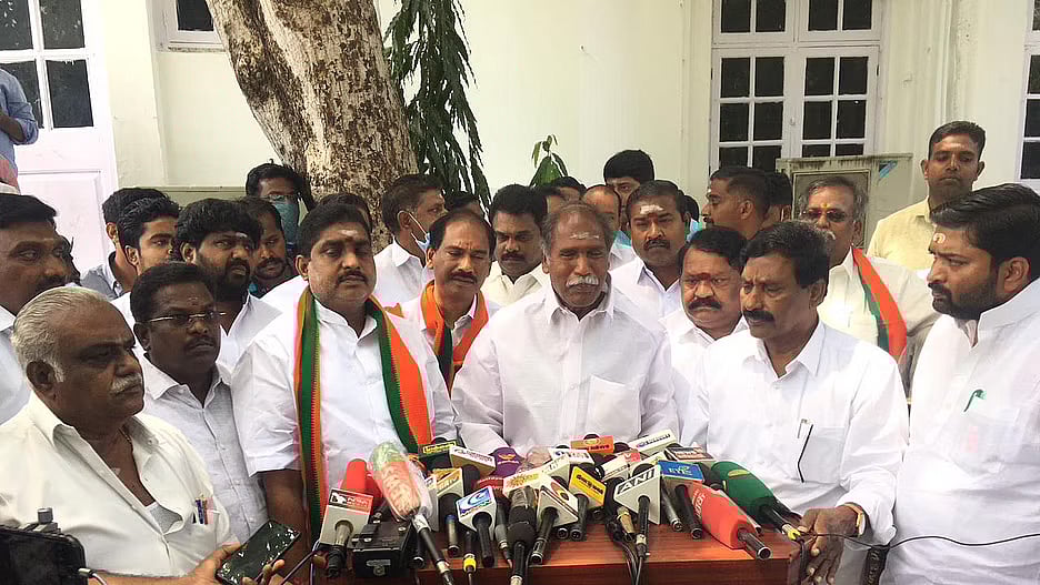 “பதவி கொடுக்காத ஆத்திரத்தில் ஆட்சியை முடக்க திட்டமா?” :  கூட்டணியில் இருந்து வெளியேறும் பா.ஜ.க!