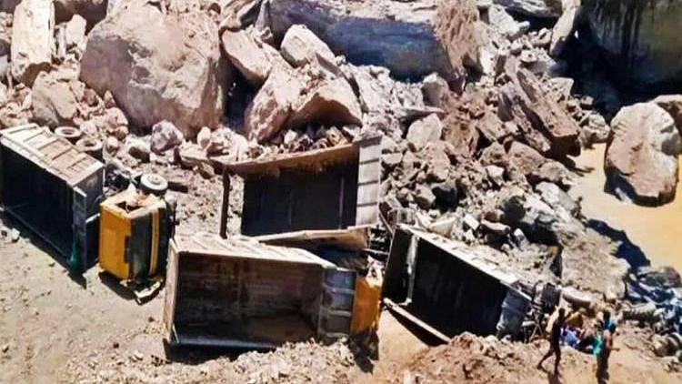 கல்குவாரியில் வெடிவைத்த போது நேர்ந்த விபரீதம்.. பாறையில் சிக்கி 10 பேர் பரிதாப பலி!