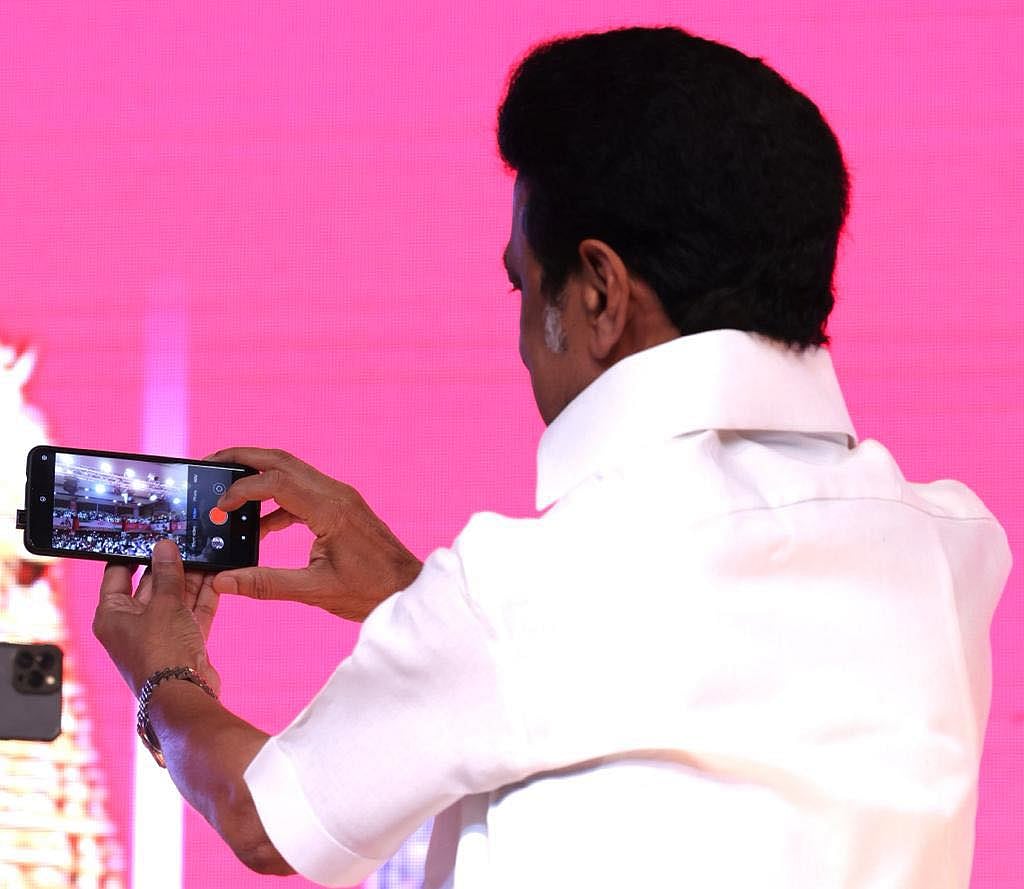 “நானே செல்ஃபி எடுக்குறேன்” : அமீரக வாழ் தமிழர்களை மகிழ்ச்சியில் திக்குமுக்காடச் செய்த முதலமைச்சர்! 