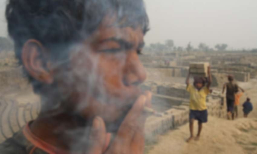 புகைப்பிடித்த சிறுவன் அடித்துக் கொலை.. உடலை ரோட்டில் வீசிய கொடூரம் : டெல்லியில் நடந்த ‘பகீர்’ சம்பவம் !