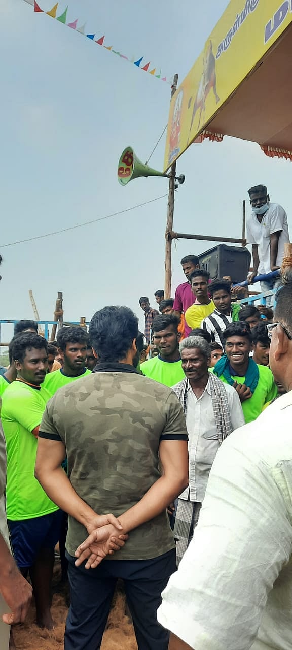 ’வாடிவாசல்’ களத்தில் நடிகர் சூர்யா : வைரலாகும் டெஸ்ட் ஷூட் புகைப்படங்கள்!