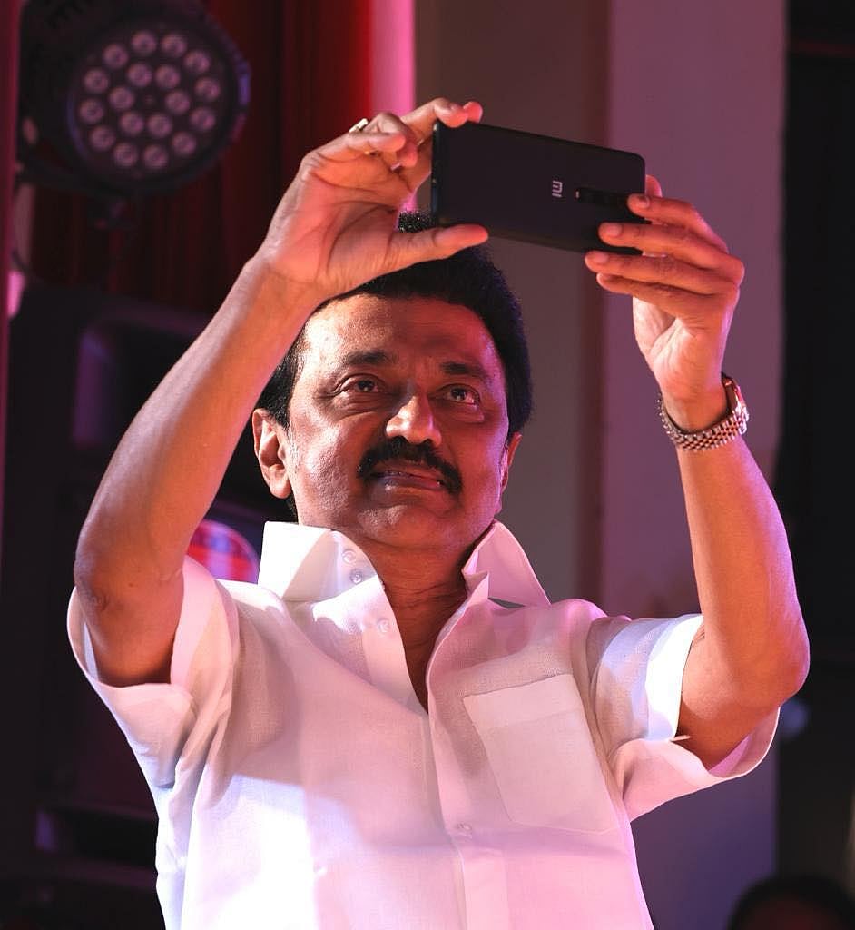 “நானே செல்ஃபி எடுக்குறேன்” : அமீரக வாழ் தமிழர்களை மகிழ்ச்சியில் திக்குமுக்காடச் செய்த முதலமைச்சர்! 