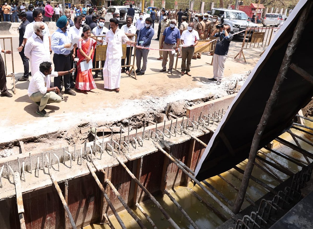 சென்னையில் மழைநீர் வடிகால் பணிகள்: நேரில் ஆய்வு செய்த முதலமைச்சருடன் செல்ஃபி எடுத்து மகிழ்ந்த பொதுமக்கள்!