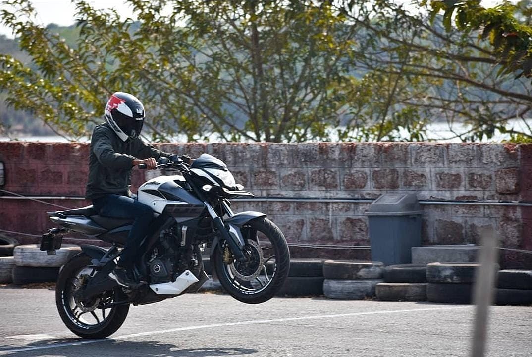 பொதுமக்களுக்கும் இடையூறாக ‘பைக் ஸ்டண்ட்’ செய்த இளைஞர்கள்.. சினிமா பாணியில் ‘செக்’ வைத்த போலிஸ்!