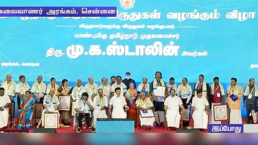 “ஒரு சவரன் தங்கப்பதக்கம்.. 2 லட்ச ரூபாய்..” : தமிழ் மொழிக்காகப் பாடுபட்டோருக்கு முதல்வர் கையால் விருது!