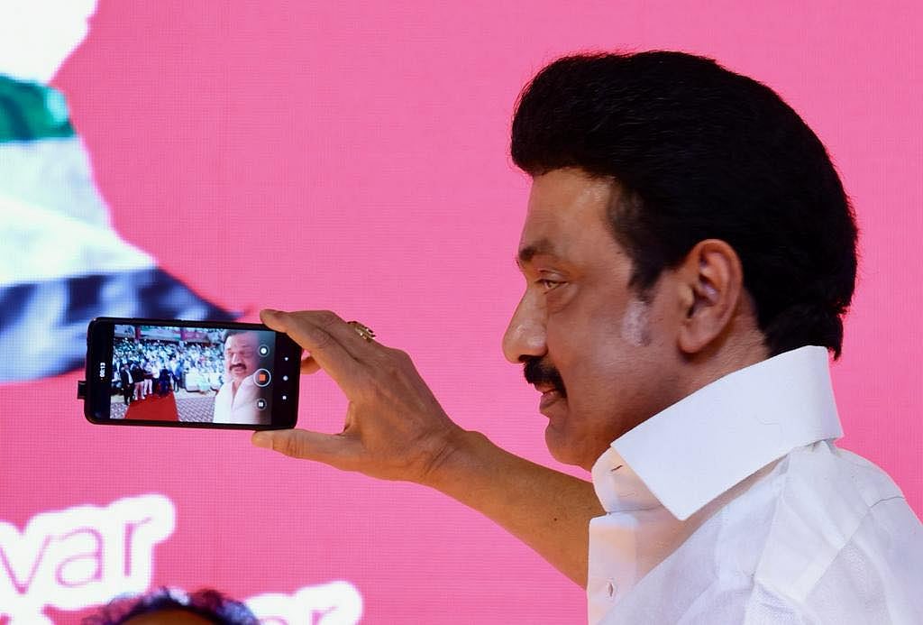 “நானே செல்ஃபி எடுக்குறேன்” : அமீரக வாழ் தமிழர்களை மகிழ்ச்சியில் திக்குமுக்காடச் செய்த முதலமைச்சர்! 