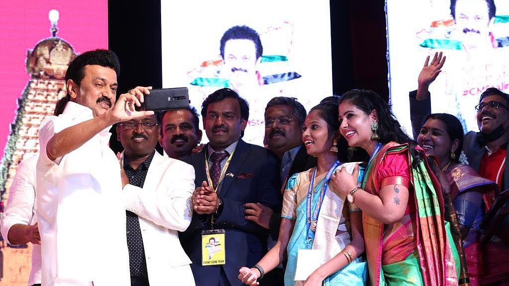 “நானே செல்ஃபி எடுக்குறேன்” : அமீரக வாழ் தமிழர்களை மகிழ்ச்சியில் திக்குமுக்காடச் செய்த முதலமைச்சர்! 