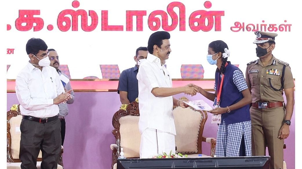 இளைஞர்களின் எதிர்காலம் சிறக்க “நான் முதல்வன்” திட்டத்தை தொடங்கி வைத்தார் முதல்வர் மு.க.ஸ்டாலின்! (ALBUM)