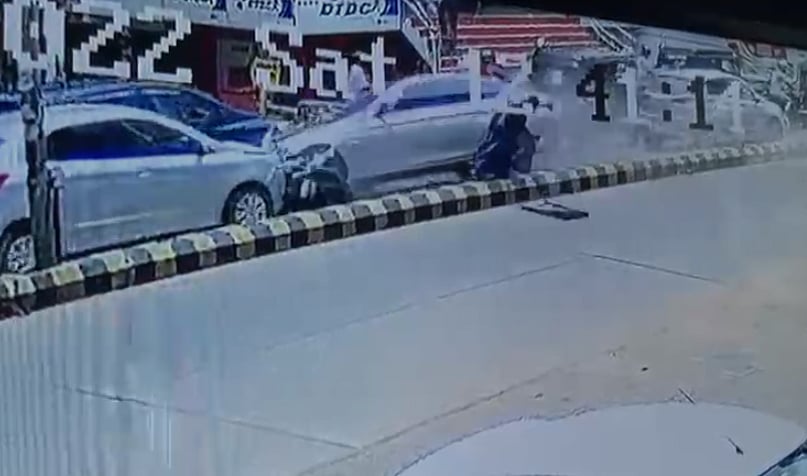 அதிவேகம்.. மீடியனை தாண்டி பறந்த BMW கார் : தூக்கி வீசப்பட்ட பைக்கில் வந்த பெண் - பதறவைக்கும் CCTV காட்சி!