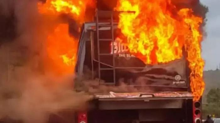 கொழுந்துவிட்டு எரிந்த சுற்றுலா பேருந்து.. கோவா சென்ற 37 கல்லூரி மாணவர்களுக்கு நேர்ந்த சோகம்! 