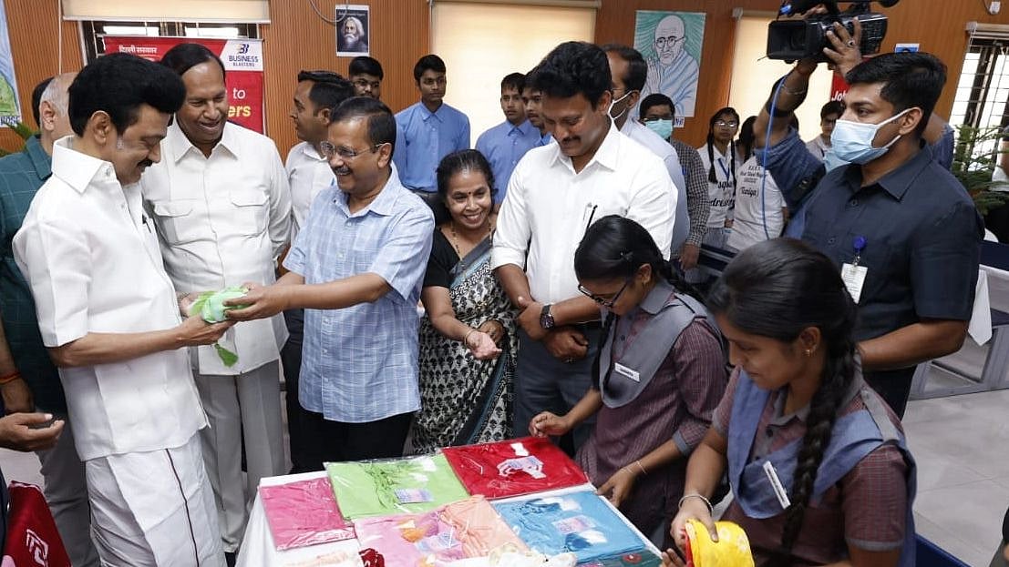 “மாணவிகள் சொன்னதைக் கேட்டு கலகலவென சிரித்த முதல்வர் மு.க.ஸ்டாலின்” : டெல்லி மாதிரி பள்ளியில் ருசிகரம்!