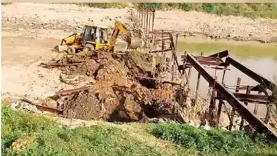 பாலத்தை இரவோடு இரவாக ஆட்டையப்போட்ட கொள்ளைக் கூட்டம்.. மக்கள் கண்முன்னே நடந்த திருட்டு!