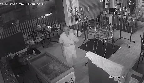 ”உள்ள வந்தாச்சு.. இப்ப எதயாச்சும் எடுக்கனுமே..” - விபூதியை பூசிக்கொண்டு முட்டையை ஆட்டையப்போட்ட முதியவர்!