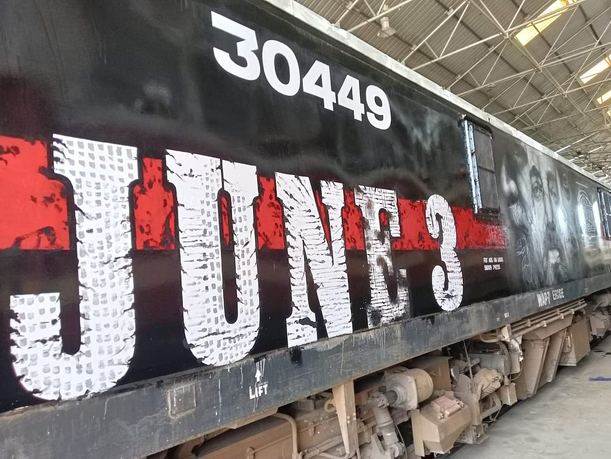 “ஆரம்பிக்கலாங்களா..?” - ‘விக்ரம்’ ஃபர்ஸ்ட் லுக்.. ரயிலில் ஸ்டிக்கர் ஒட்டி அசத்தல் : வைரலாகும் வீடியோ!