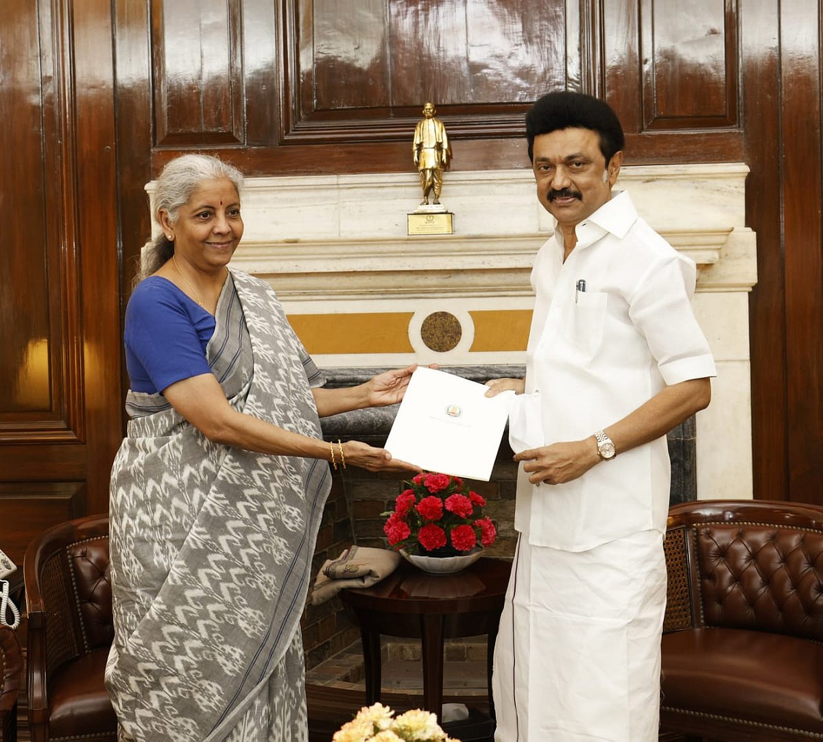 முதல்வர் மு.க.ஸ்டாலினின் இன்றைய டெல்லி விசிட்: நிர்மலா சீதாராமனுக்கு பொருநை நாகரிகம் புத்தகம் பரிசளிப்பு!
