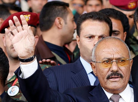 வானில் இருந்து தரையில் விழுந்து நொறுங்கிய விமானம்.. இந்தோனேசியாவில் நிலநடுக்கம்- இடிந்து விழுந்த வீடுகள்!