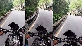 மலைப்பாதையில் பைக் ரைடு : திடீரென உருண்டு விழுந்த பாறை.. தூக்கி வீசப்பட்ட இளைஞர்கள் - பதறவைக்கும் Video!