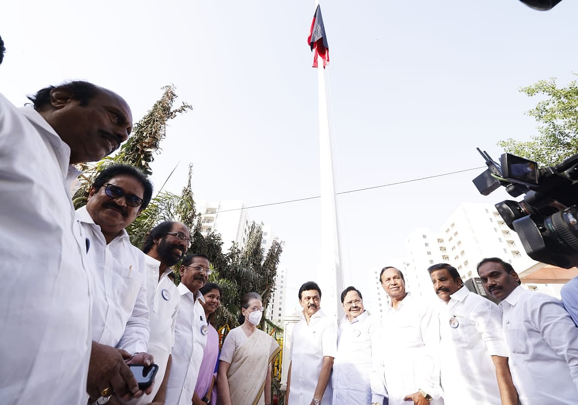 “கொடி பறக்குதா..?” : டெல்லியில் தடத்தை வலுவாகப் பதித்த தி.மு.க : அண்ணா – கலைஞர் அறிவாலயம் திறப்பு!