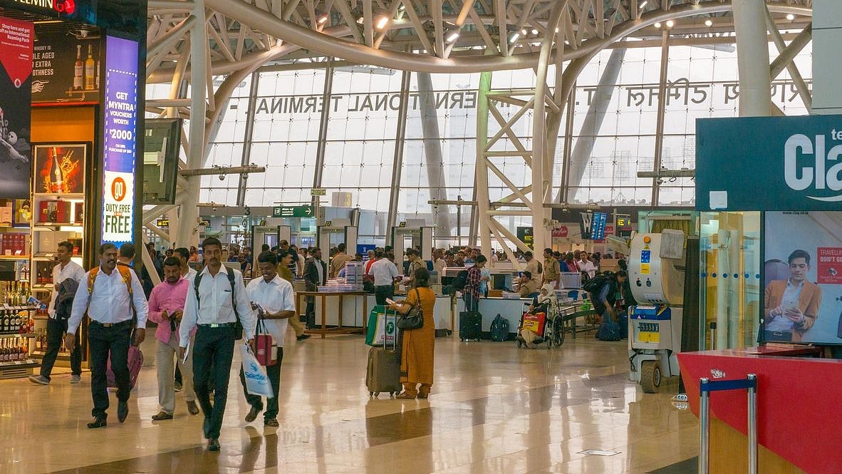 9.02 கிலோ தங்கம்.. அப்படியே விட்டுவிட்டு தப்பியோட்டிய கடத்தல் கும்பல்.. அதிரடி காட்டும் சுங்கத்துறை !