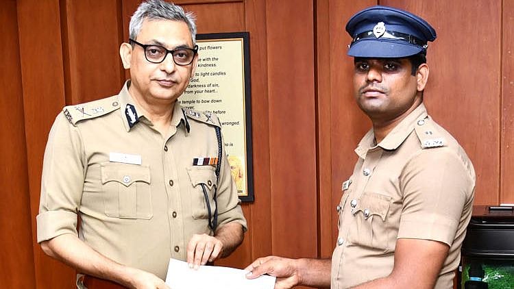 “தாயை அறையில் பூட்டி கொடுமைப்படுத்திய கொடூர மகன்”.. சாதுர்யமாக மீட்ட போலிஸாரை பாராட்டிய  காவல் ஆணையர்!