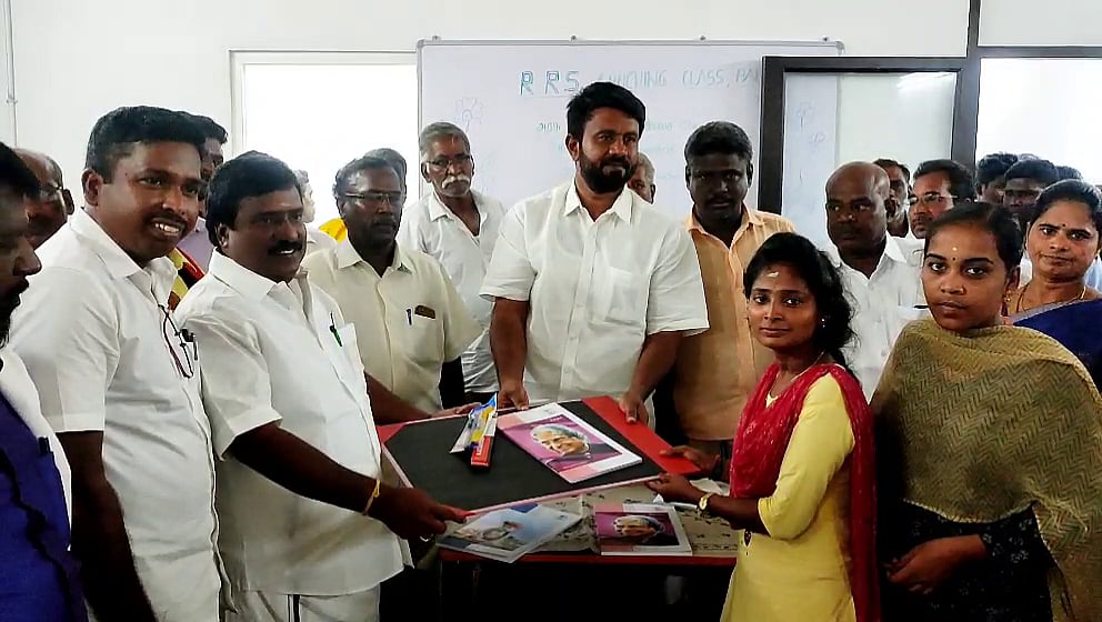 முன்பு நூலகம்.. தற்போது கோச்சிங் சென்டர்.. சட்டமன்ற அலுவலகத்தை பொதுமக்களுக்கு அர்ப்பணித்த திமுக எம்.எல்.ஏ