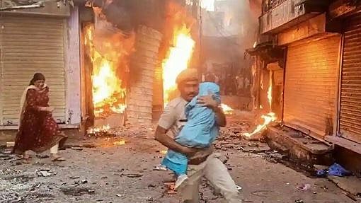 கொழுந்துவிட்டு எரிந்த வீடு.. SUPER HERO-வாக மாறி குழந்தையை காப்பாற்றிய போலிஸ் : குவியும் பாராட்டு!