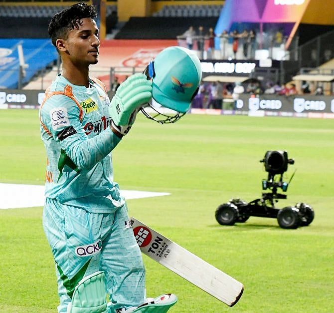 பேபி AB 'பதோனி' - புருவங்களை உயர்த்த செய்யும் புதிய FINISHER - யார் இந்த ஆயுஷ் படோனி?!