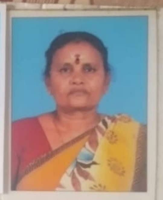 சுதாரிப்பதற்குள் தலையில் ஏறிய வாகனம்.. கணவன் கண் முன்னே துடிதுடித்து இறந்த மனைவி.. சாலை விபத்தில் கோரம்!