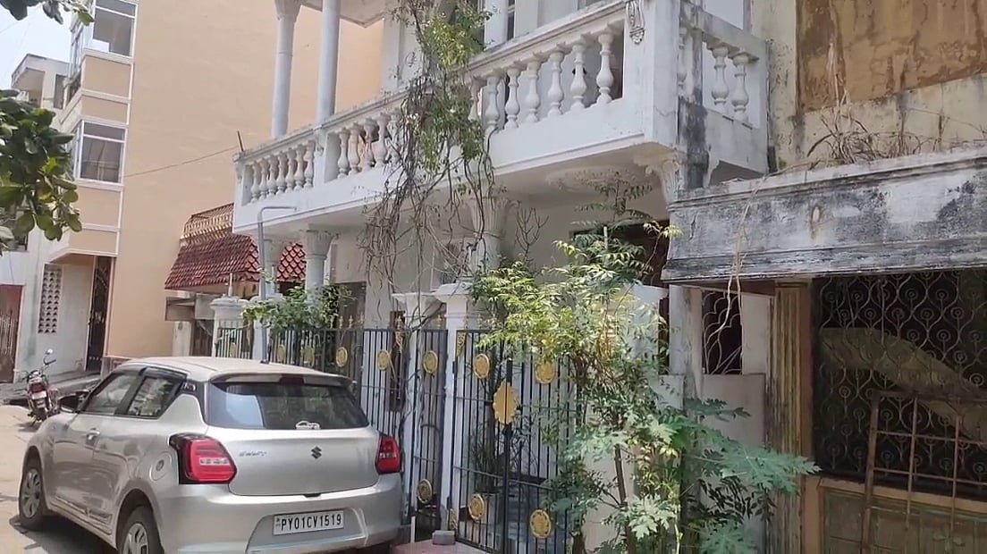 பூட்டை உடைக்காமலேயே 7 லட்சம் நகை கொள்ளை.. பேராசிரியர்கள் வீட்டில் மர்ம நபர்கள் கைவரிசை; புதுவையில் பகீர்!