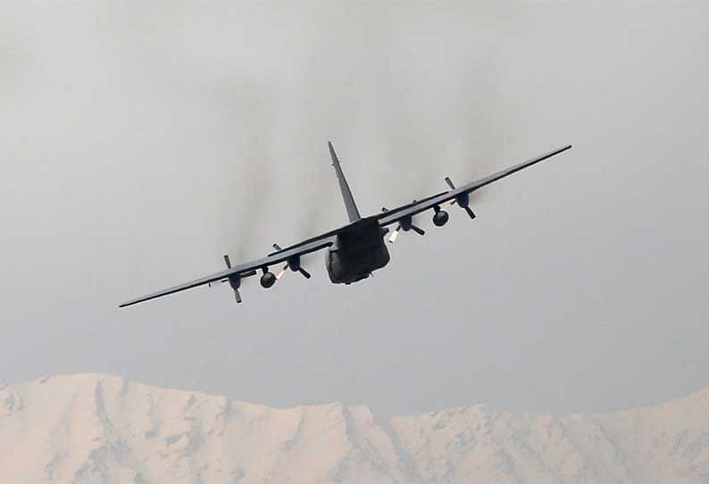 வானில் இருந்து தரையில் விழுந்து நொறுங்கிய விமானம்.. இந்தோனேசியாவில் நிலநடுக்கம்- இடிந்து விழுந்த வீடுகள்!