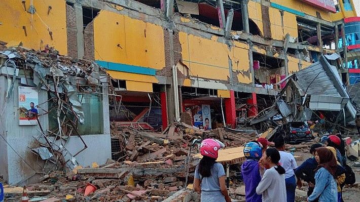 வானில் இருந்து தரையில் விழுந்து நொறுங்கிய விமானம்.. இந்தோனேசியாவில் நிலநடுக்கம்- இடிந்து விழுந்த வீடுகள்!