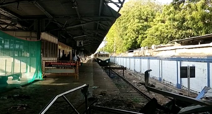 சென்னை ரயில் நிலையத்தில் தடம் புரண்ட மின்சார ரயில்: 9 மணிநேரம் போராடி ரயில் பெட்டிகளை மீட்டது எப்படி?