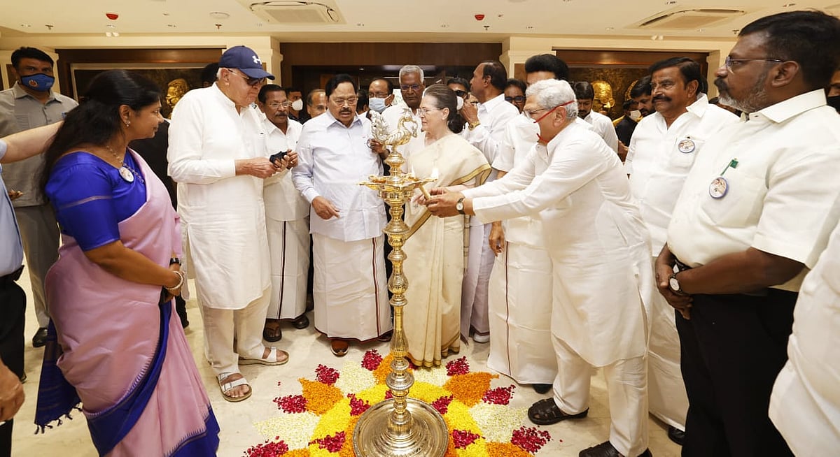 “கொடி பறக்குதா..?” : டெல்லியில் தடத்தை வலுவாகப் பதித்த தி.மு.க : அண்ணா – கலைஞர் அறிவாலயம் திறப்பு!