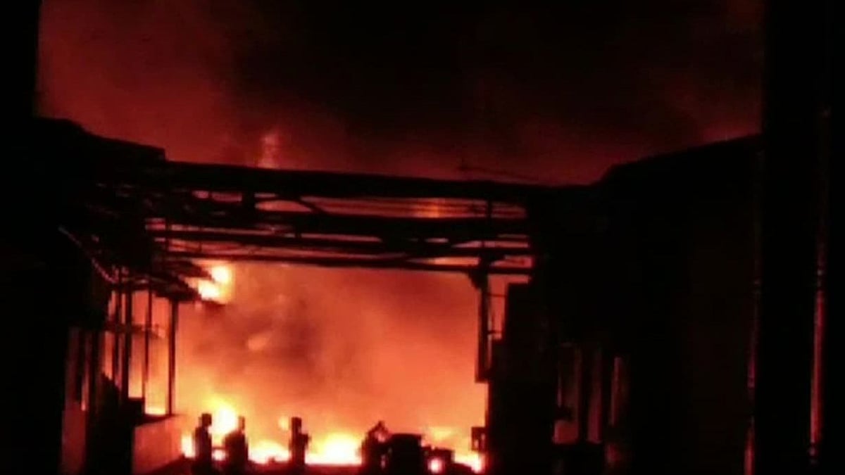 “ரசாயன தொழிற்சாலையில் பயங்கர தீ விபத்து.. 6 பேர் உடல் கருகி பலி” : ஆந்திராவில் நடந்த சோகம் !