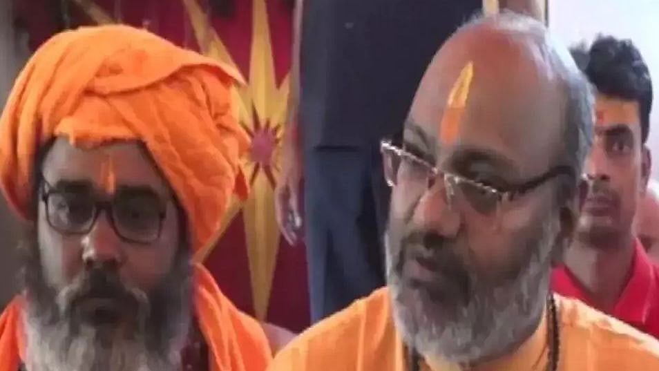 "இந்தியாவை காக்க இந்துக்கள் அதிக குழந்தைகளைப் பெற்றெடுக்க வேண்டும்" : சாமியாரின் சர்ச்சைப் பேச்சு!