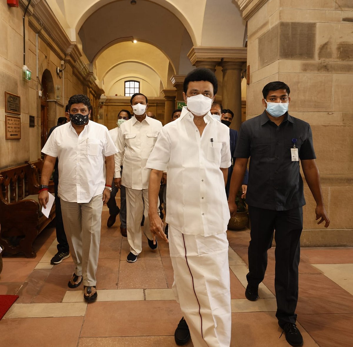 முதல்வர் மு.க.ஸ்டாலினின் இன்றைய டெல்லி விசிட்: நிர்மலா சீதாராமனுக்கு பொருநை நாகரிகம் புத்தகம் பரிசளிப்பு!