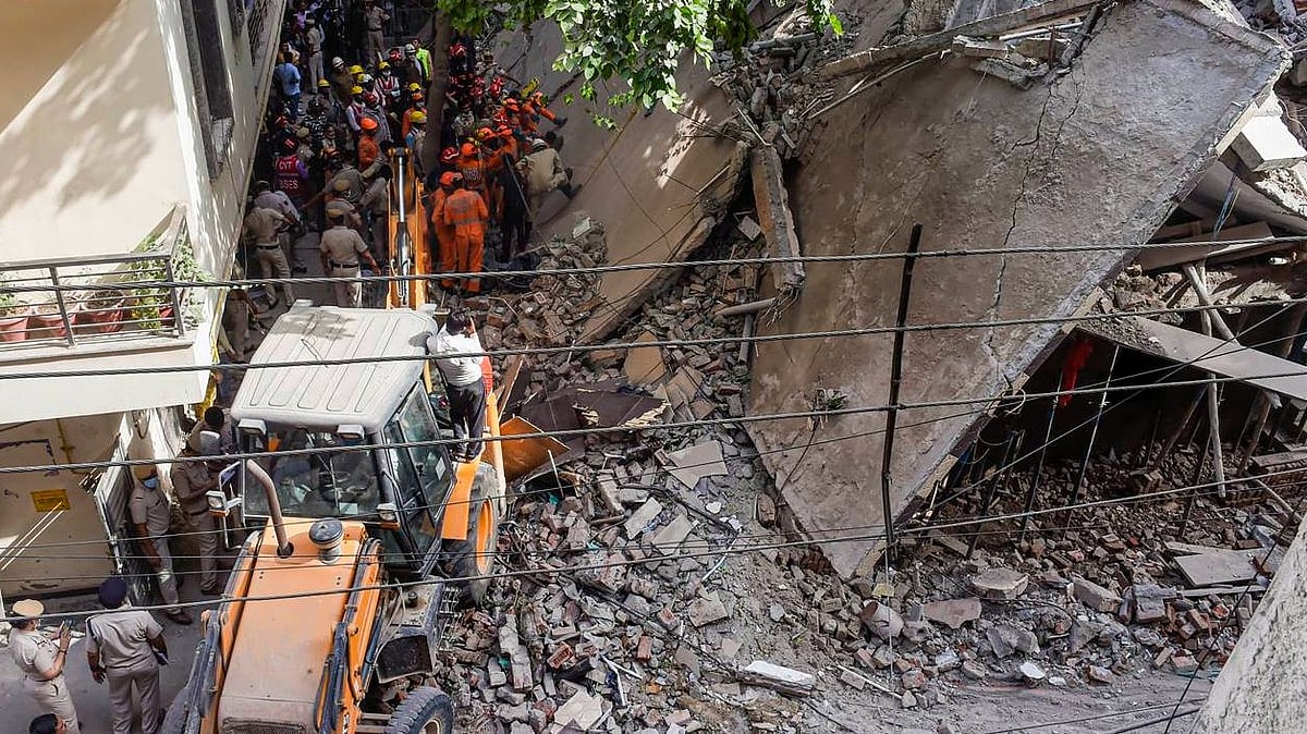 டெல்லியில் அடுக்குமாடி கட்டடம் இடிந்து விழுந்து விபத்து.. 2 பேர் பலி.. மீட்பு பணிகள் தீவிரம்!