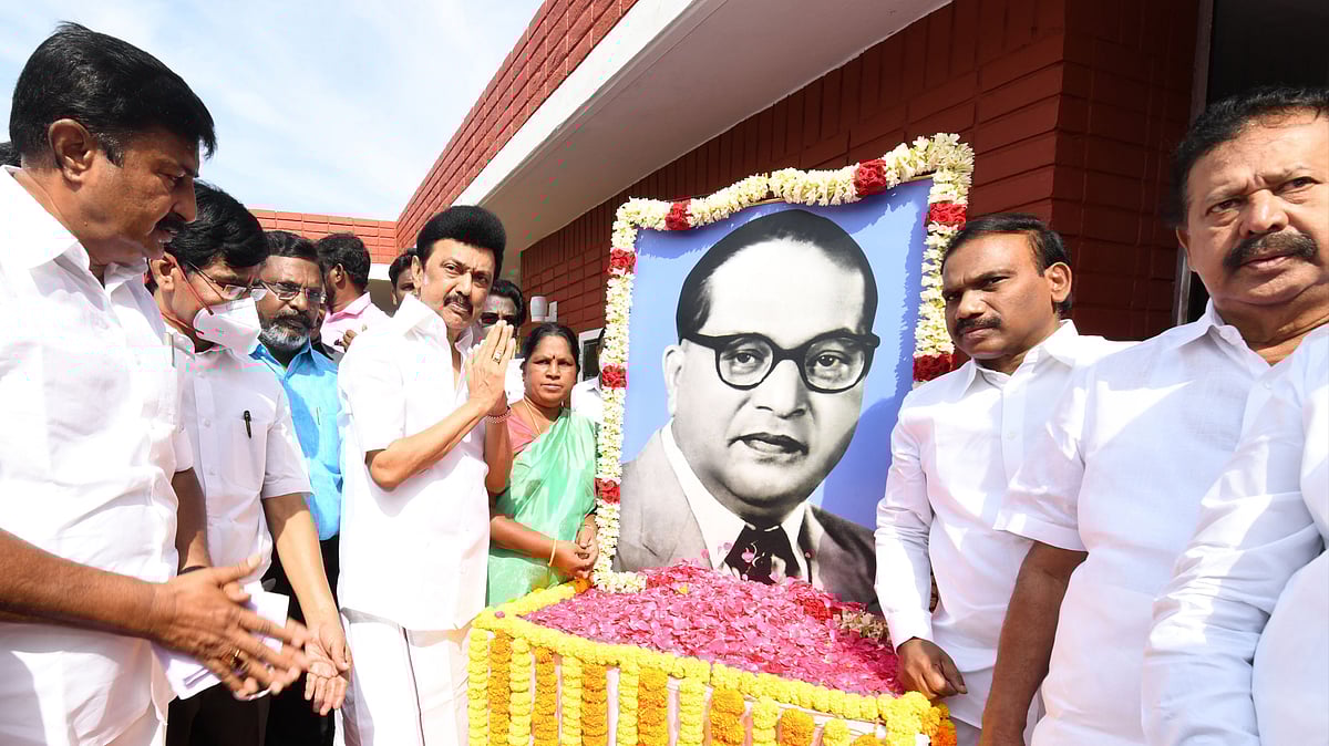 “இருண்ட வானத்தின் ஒளிவிளக்கு.. அம்பேத்கரின் புகழை பறைசாற்றிய முதல்வர் மு.க.ஸ்டாலின்” : முரசொலி பாராட்டு !