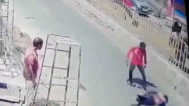 நடுரோட்டில் மக்கள் கண்முன்னே இளைஞர் குத்தி கொலை.. பாஜக ஆளும் உ.பி-யில் கொடூரம்: பதற வைக்கும் CCTV காட்சி!