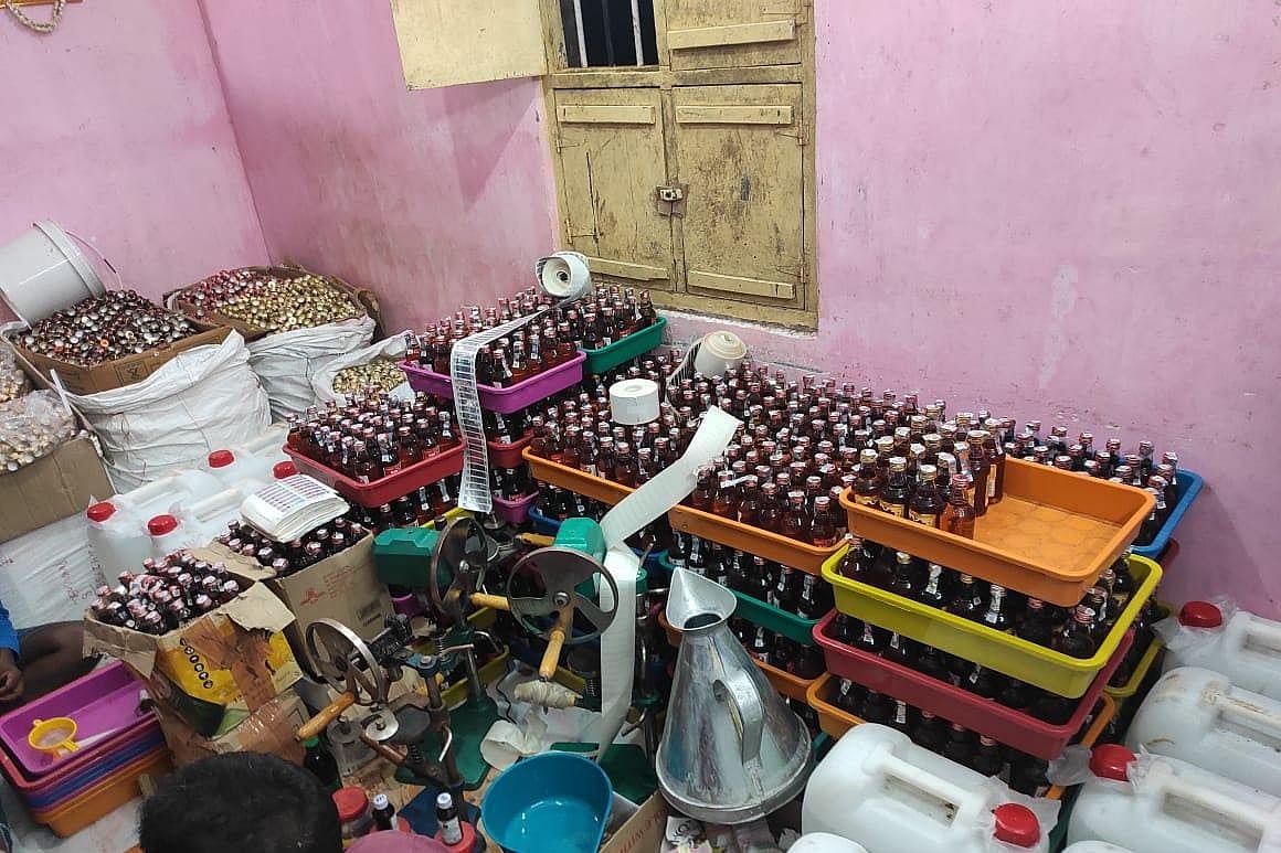 “வீட்டை வாடகை எடுத்து போலி மதுபான தயாரிப்பு - 5 பேரை மடக்கி பிடித்த போலிஸ்” : துப்பு துலங்கியது எப்படி ?